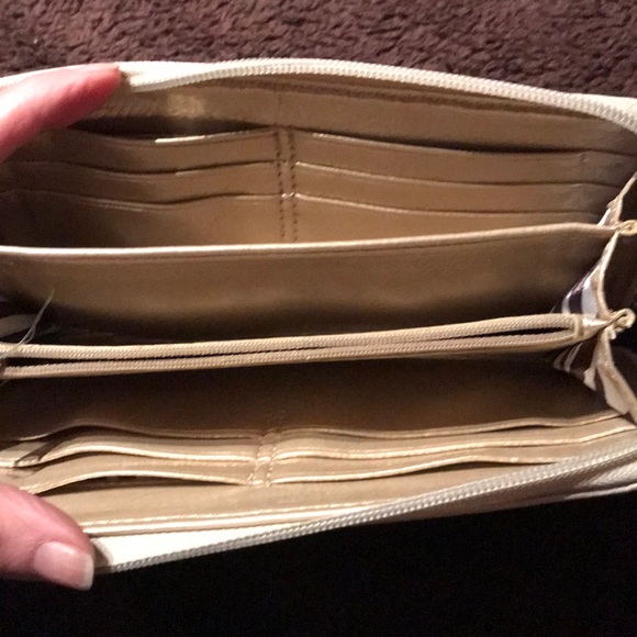 🌞3/$25 NWOT Dana Buchanan wallet - Picture 3 of 4